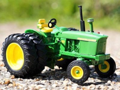 Britains 43311 John Deere 4020 2 WD Tractor with rear duels